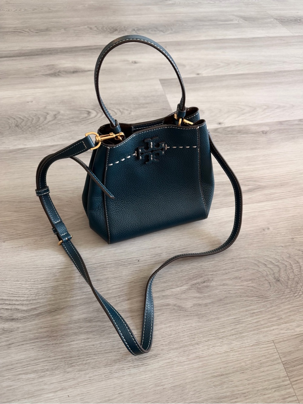 Tory Burch McGraw Small Leather Bucket Bag – Deep Navy/Teal